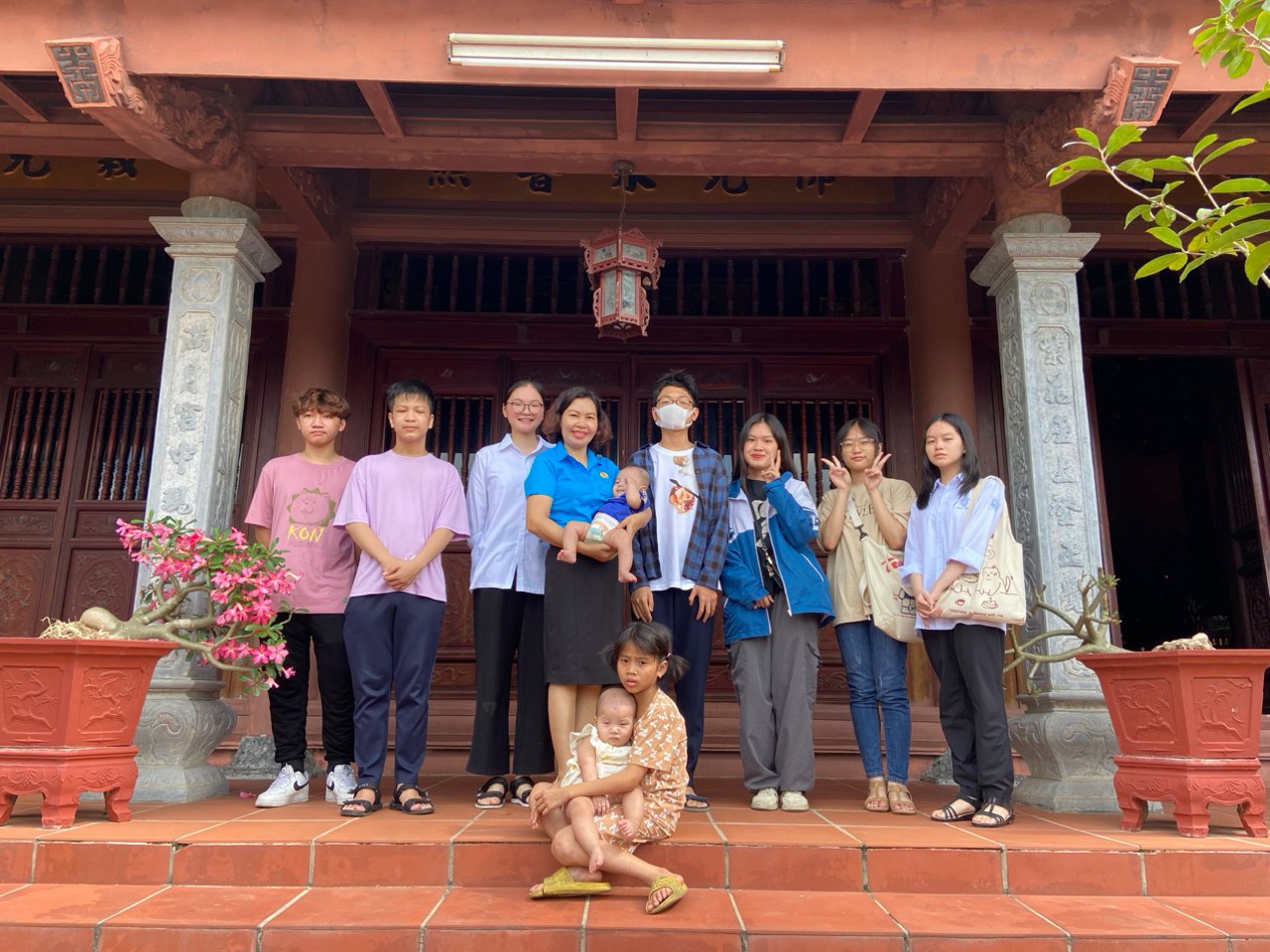 Nhóm thiện nguyện trường THPT chuyên Nguyễn Trãi thăm, tặng quà trẻ em mồ côi tại mái ấm chùa Hồng Chung.
